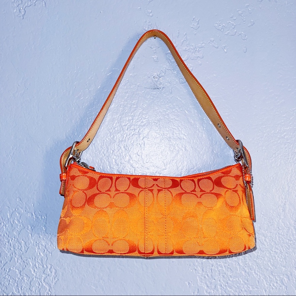 Coach 
ORANGE Y2K HAMPTON BAGUETTE